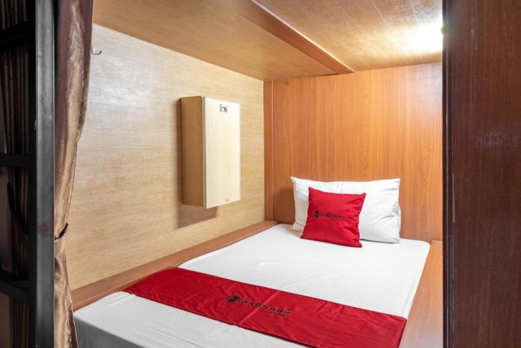 RedDoorz Hostel near LTC Glodok, Jakarta