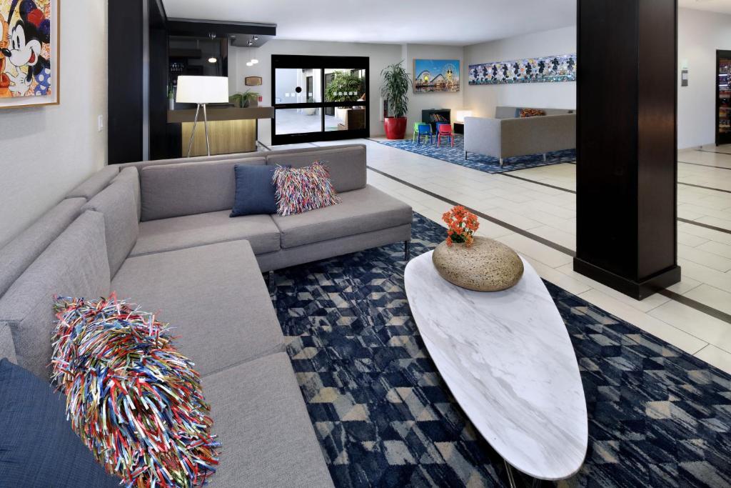 ホリデイ イン ホテル ＆ スイーツ アナハイム バイ IHG (Holiday Inn Hotel & Suites Anaheim By IHG) 外観