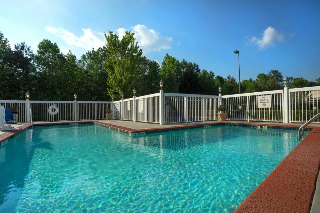 Comfort Suites near Birkdale Village- Huntersville，位于亨特斯维尔的酒店