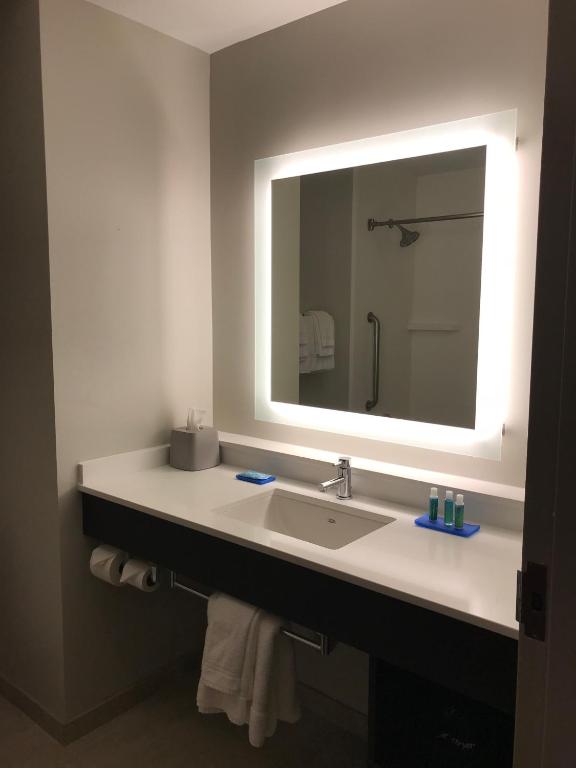 Holiday Inn Express Hotel & Suites Canton photo