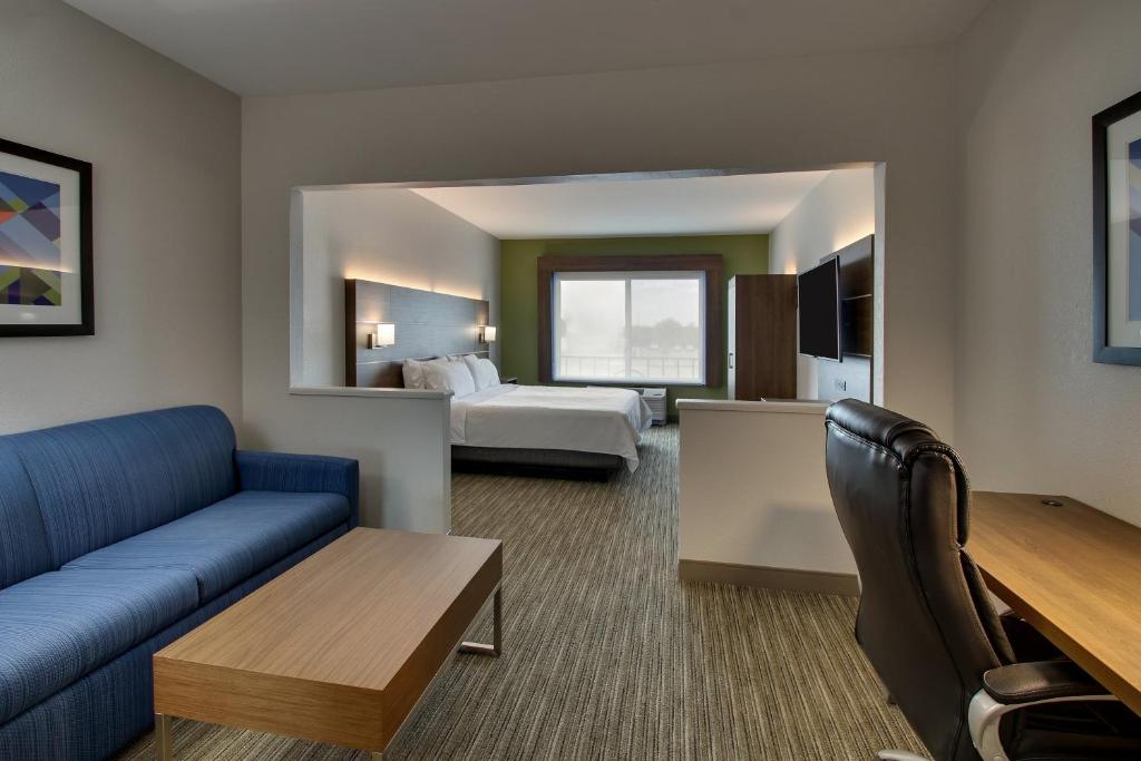 Holiday Inn Express & Suites Chicago North-Waukegan-Gurnee by IHG