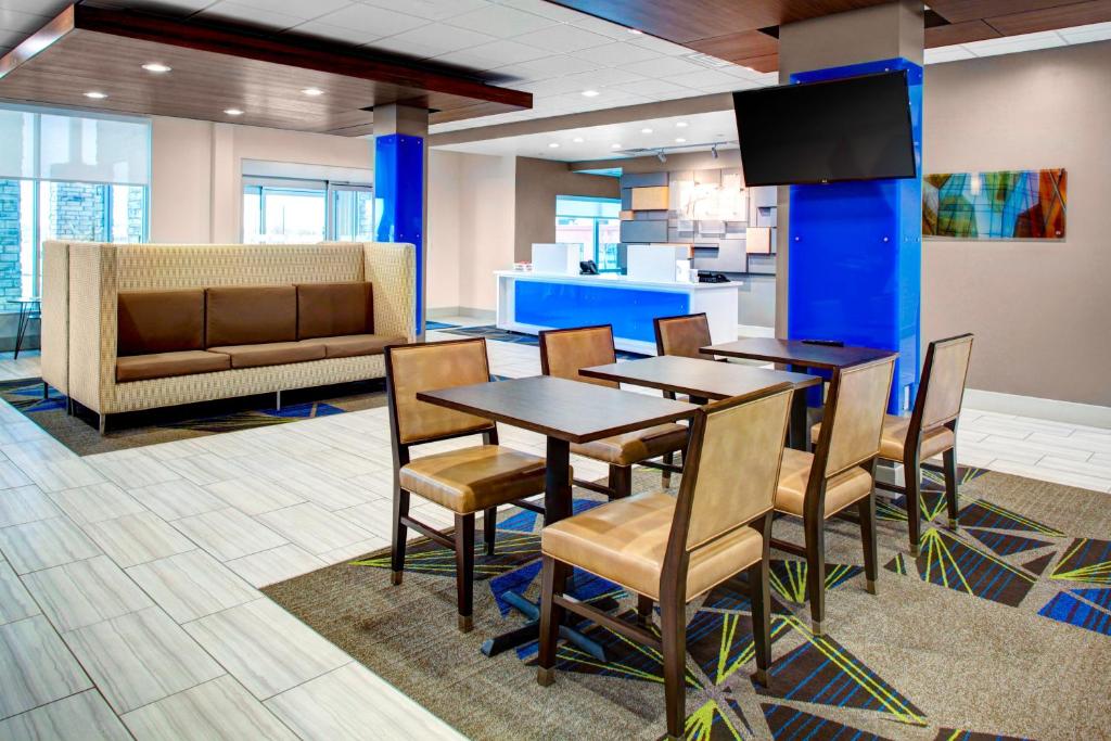 Holiday Inn Express & Suites Coldwater photo