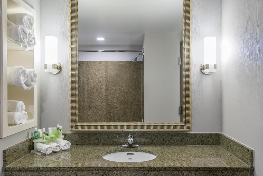 Holiday Inn Express Hotel & Suites Cooperstown photo