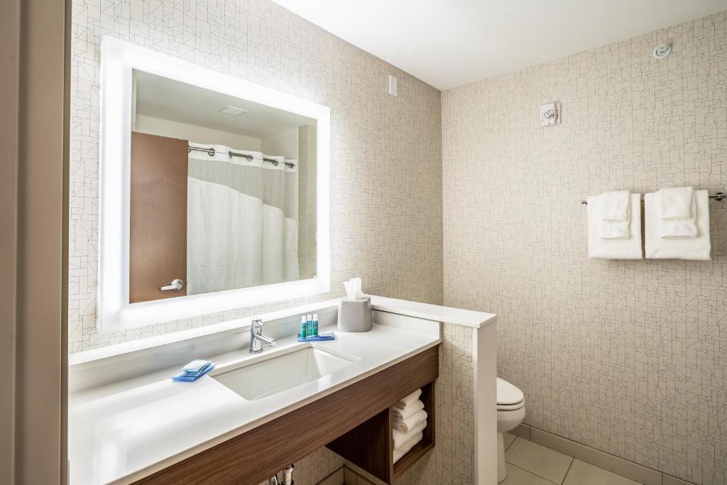Holiday Inn Express & Suites Platteville photo