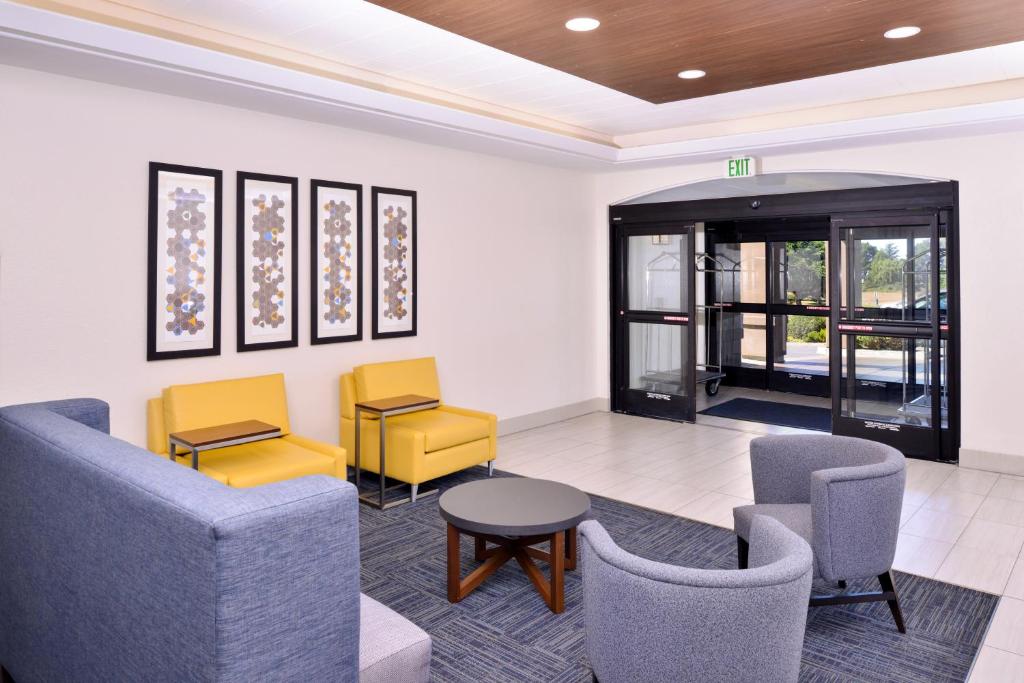 Holiday Inn Express Hotel & Suites Arcata/Eureka-Airport Area photo