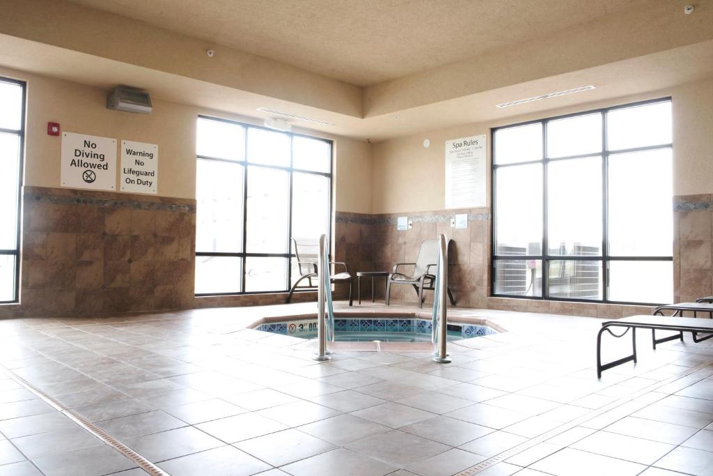 Holiday Inn Express and Suites Urbandale Des Moines photo