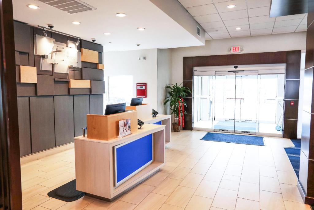 Holiday Inn Express & Suites Houston IAH-Beltway 8 photo