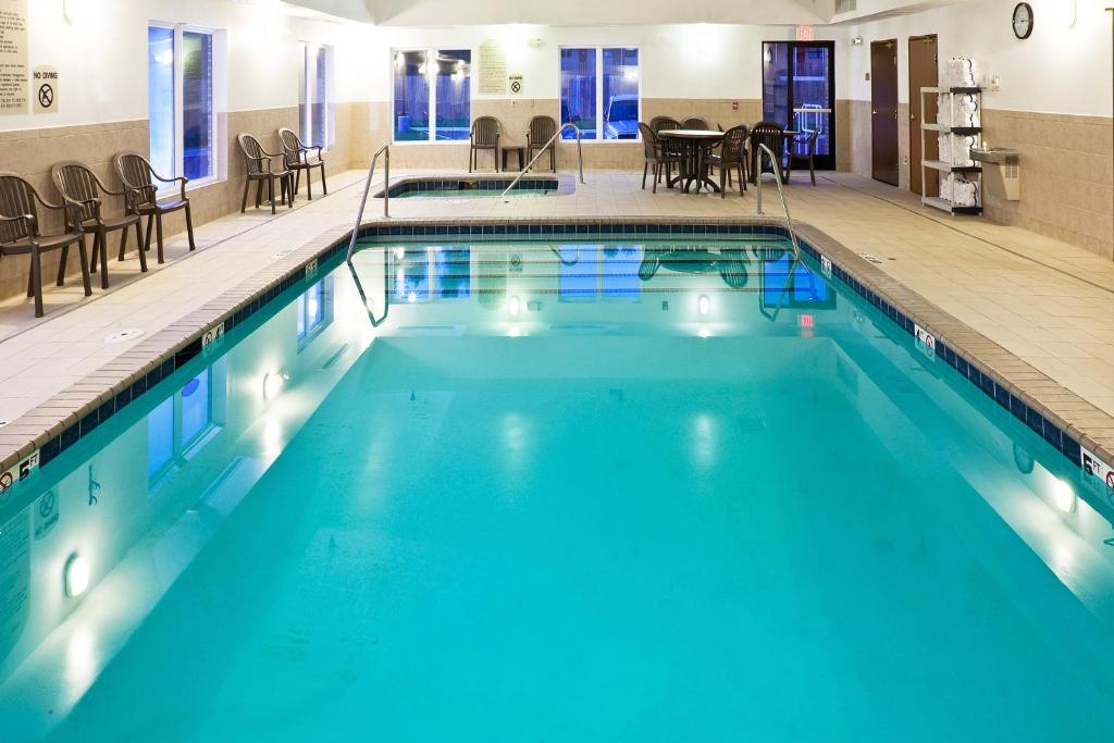 Quality Inn & Suites Bethany - Oklahoma City West スイミングプール