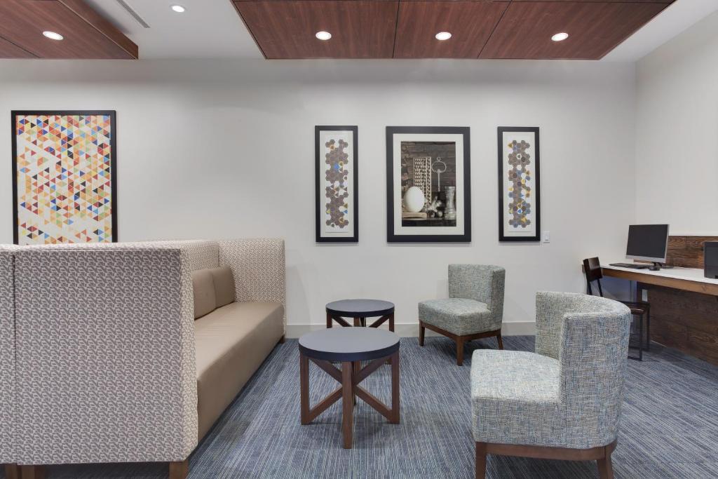 Holiday Inn Express Hotel and Suites Fort Lauderdale Airport Cruise Port photo