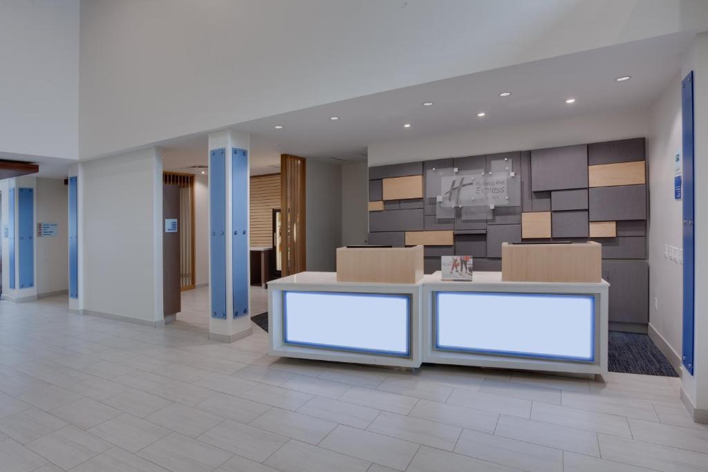 Holiday Inn Express Hotel and Suites Fort Lauderdale Airport Cruise Port photo