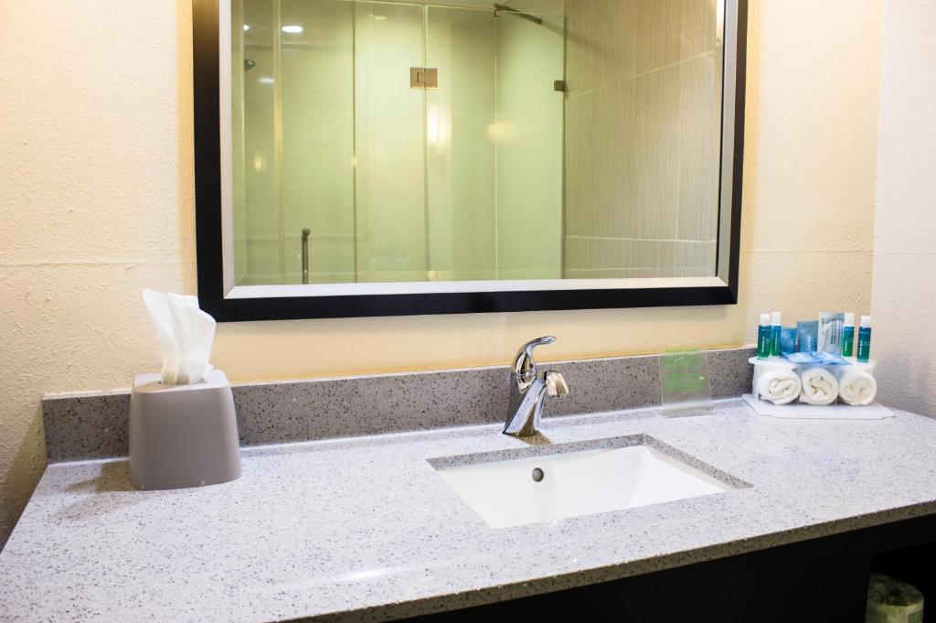 Holiday Inn Express & Suites Havelock Northwest New Bern photo