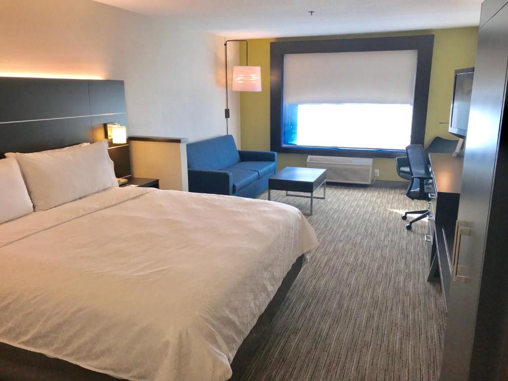 Holiday Inn Express & Suites Tracy photo
