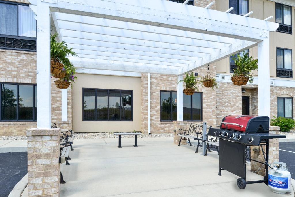 Holiday Inn Express & Suites Greenfield Photo 1