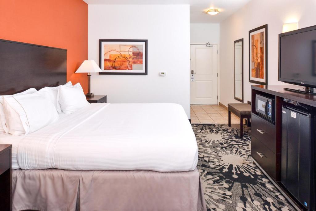 Holiday Inn Express & Suites Greenfield Photo 8