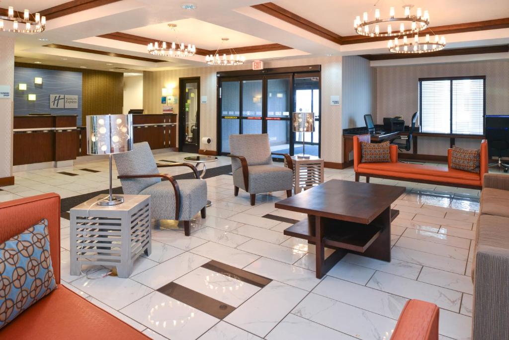 Holiday Inn Express & Suites Greenfield Photo 18