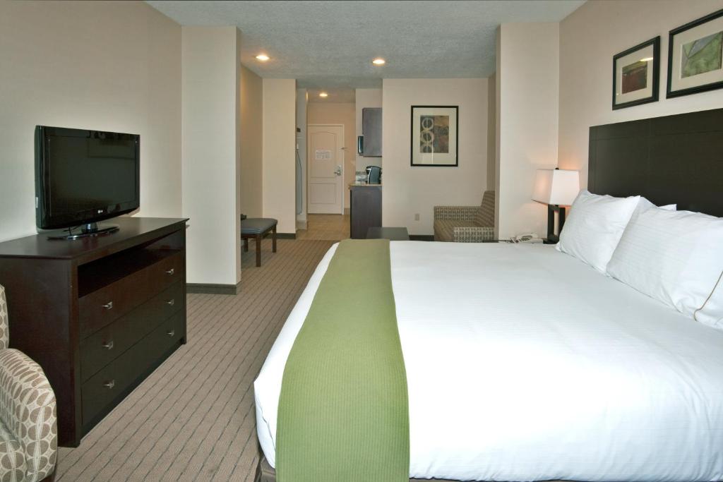 Holiday Inn Express Hotel & Suites Grants Milan photo