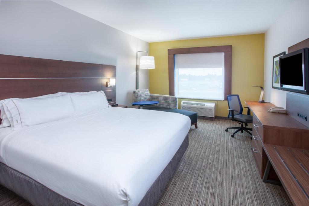 Holiday Inn Express Hotel and Suites Texarkana photo