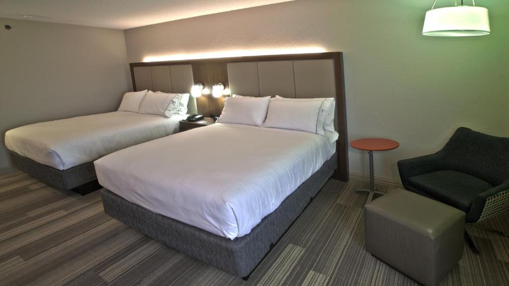 Holiday Inn Express & Suites Evansville North photo