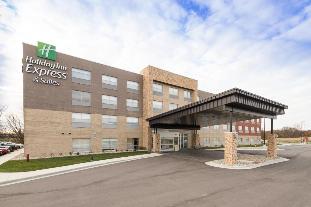 Holiday Inn Express And Suites Auburn — Hotel in Auburn (IN)
