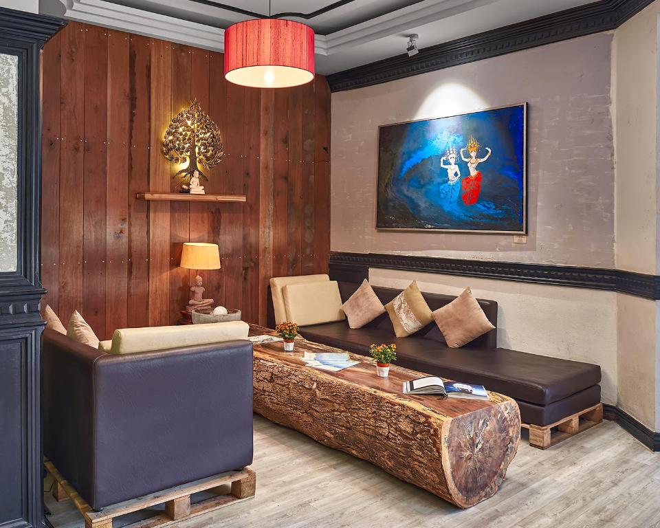 Lobby, Pacific Hotel in Phnom Penh