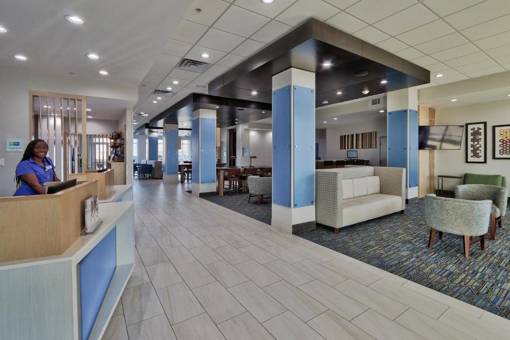 Holiday Inn Express & Suites Houston E - E Sam Houston Pwy photo