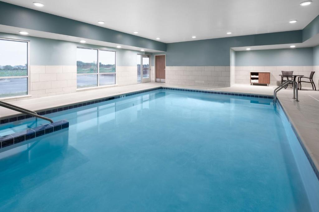 Holiday Inn Express And Suites Elkhorn - Lake Geneva Area photo