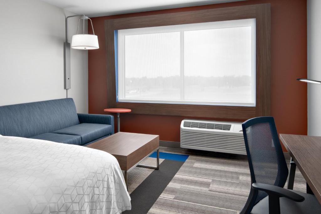 Holiday Inn Express And Suites Elkhorn - Lake Geneva Area photo