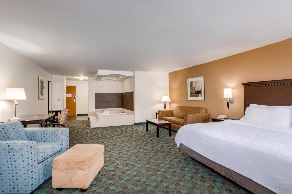 Holiday Inn Express Hotel & Suites Canton photo
