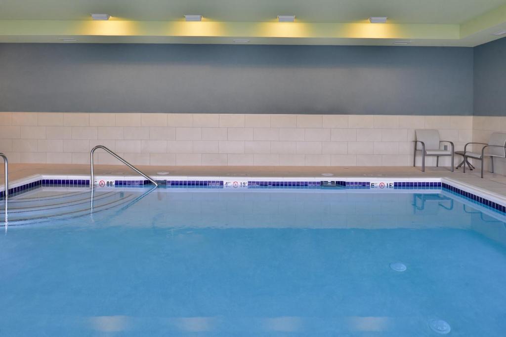 Holiday Inn Express And Suites Olathe West photo