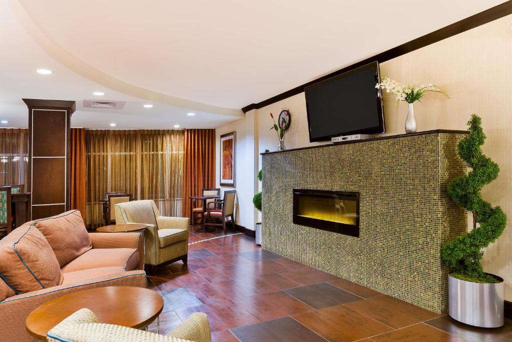 Holiday Inn Express and Suites Alpine photo