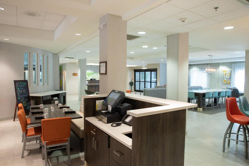 홀리데이 인 앤 스위트 롤리-캐리 I-40 앳월넛 스트리트 바이 IHG Holiday Inn & Suites Raleigh-Cary I-40 Walnut St By IHG 전경