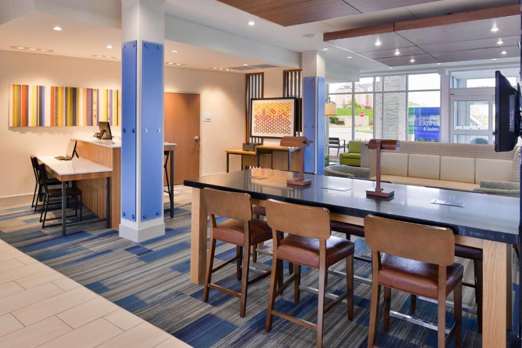 Holiday Inn Express & Suites Madison photo