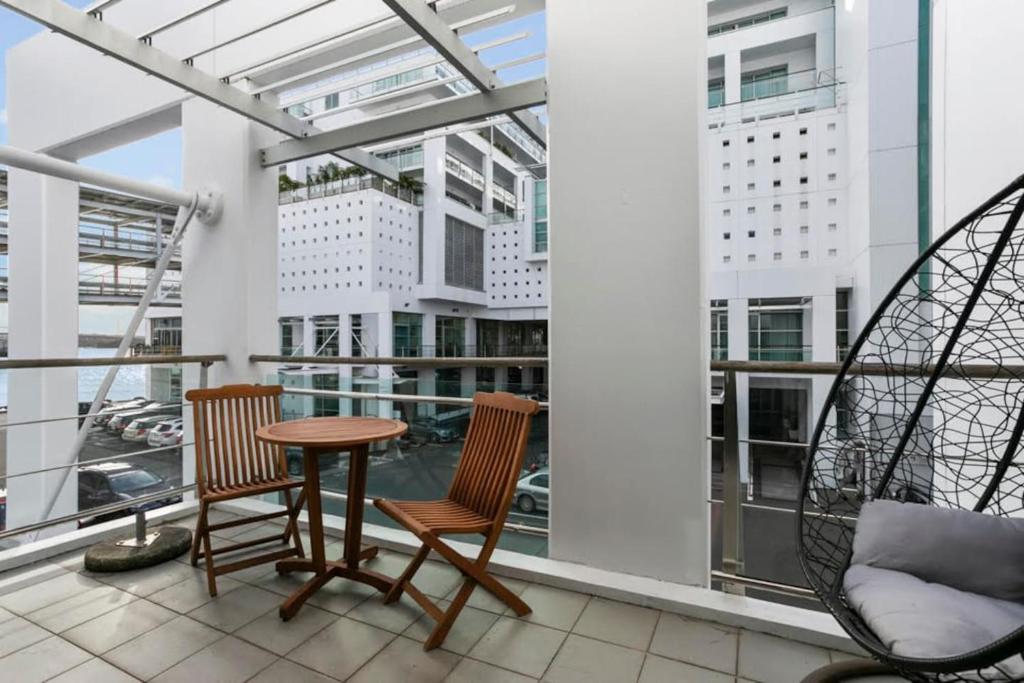 Chic 1 Bedroom Princess Wharf Apartment w/ AC photo