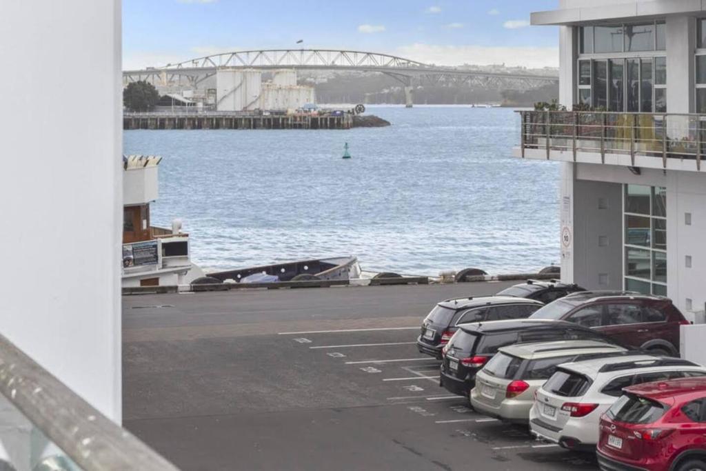 Chic 1 Bedroom Princess Wharf Apartment w/ AC photo