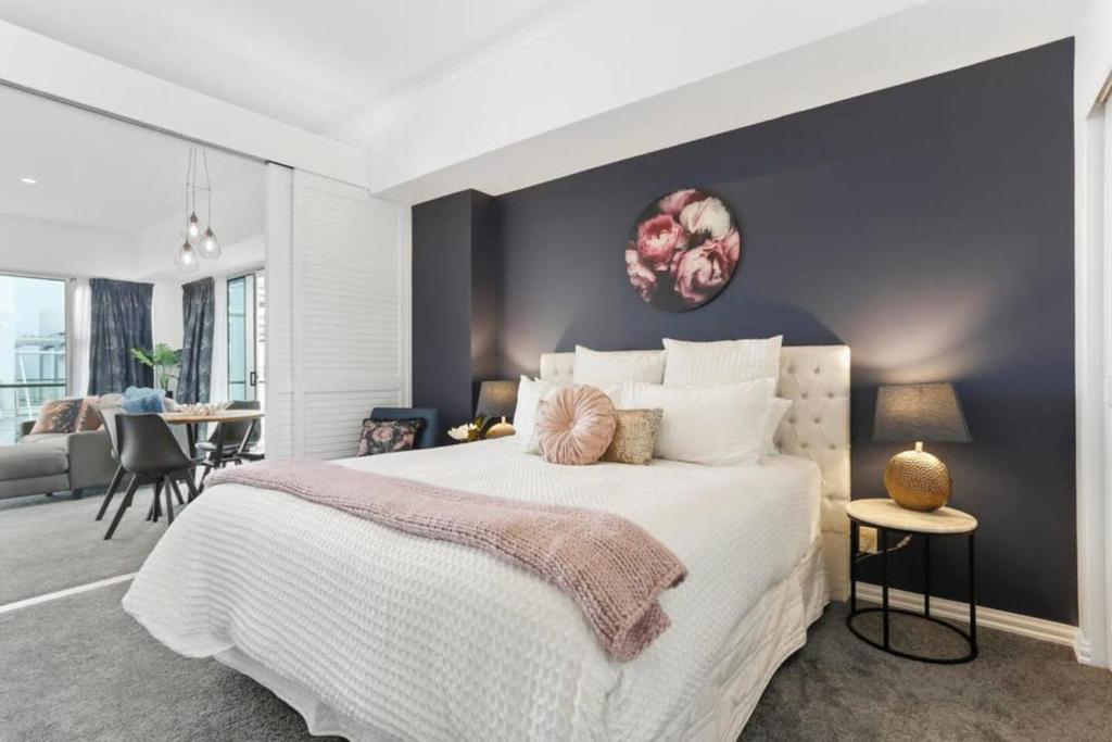 Chic 1 Bedroom Princess Wharf Apartment w/ AC photo