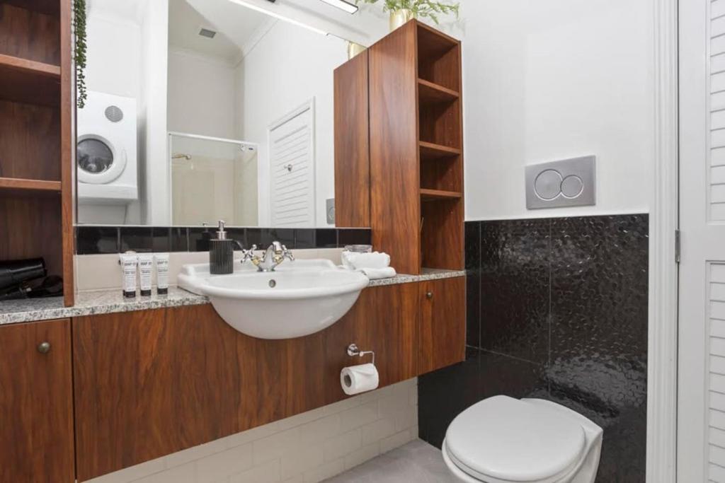 Chic 1 Bedroom Princess Wharf Apartment w/ AC photo