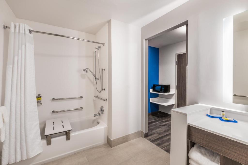 Holiday Inn Express and Suites Lake Havasu London Bridge photo
