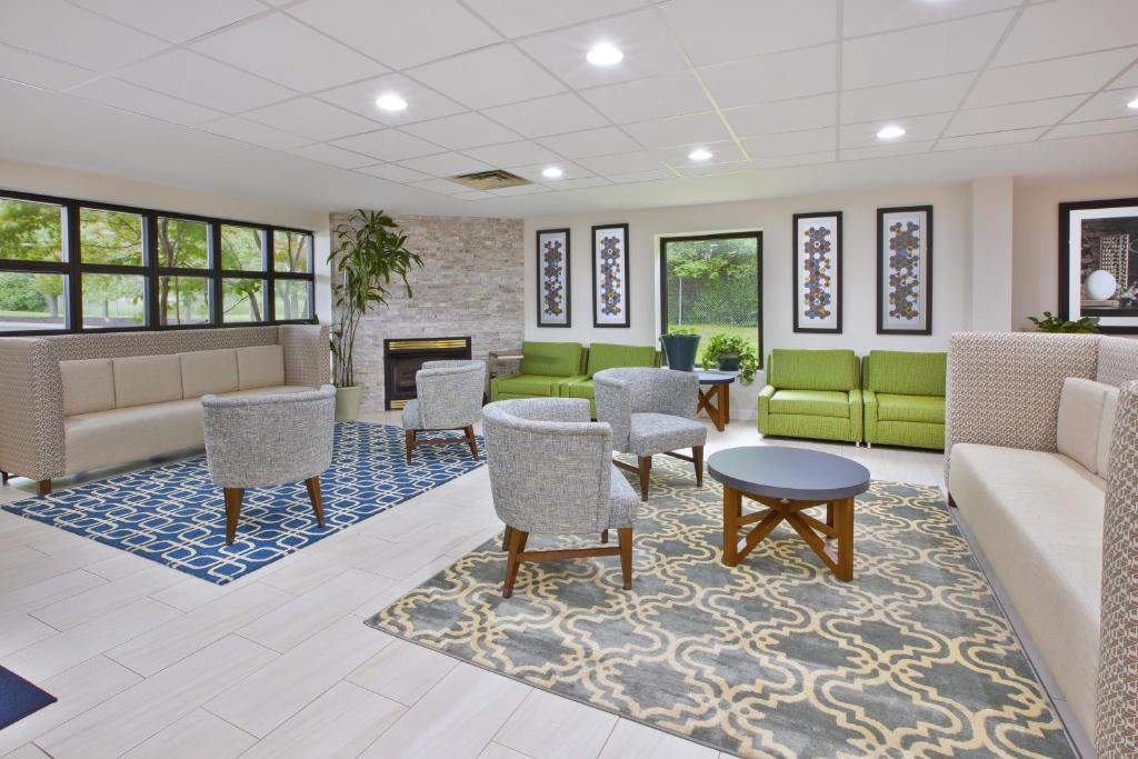 Holiday Inn Express Hotel & Suites Cincinnati Northeast-Milford photo