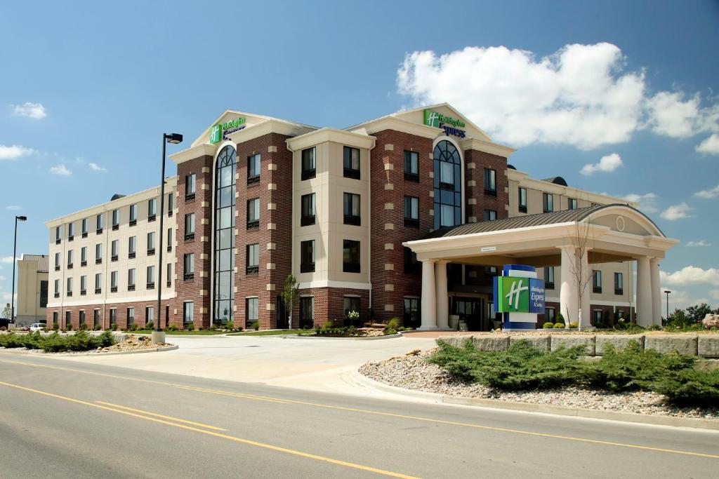 Holiday Inn Express & Suites Marion Northeast Photo 4