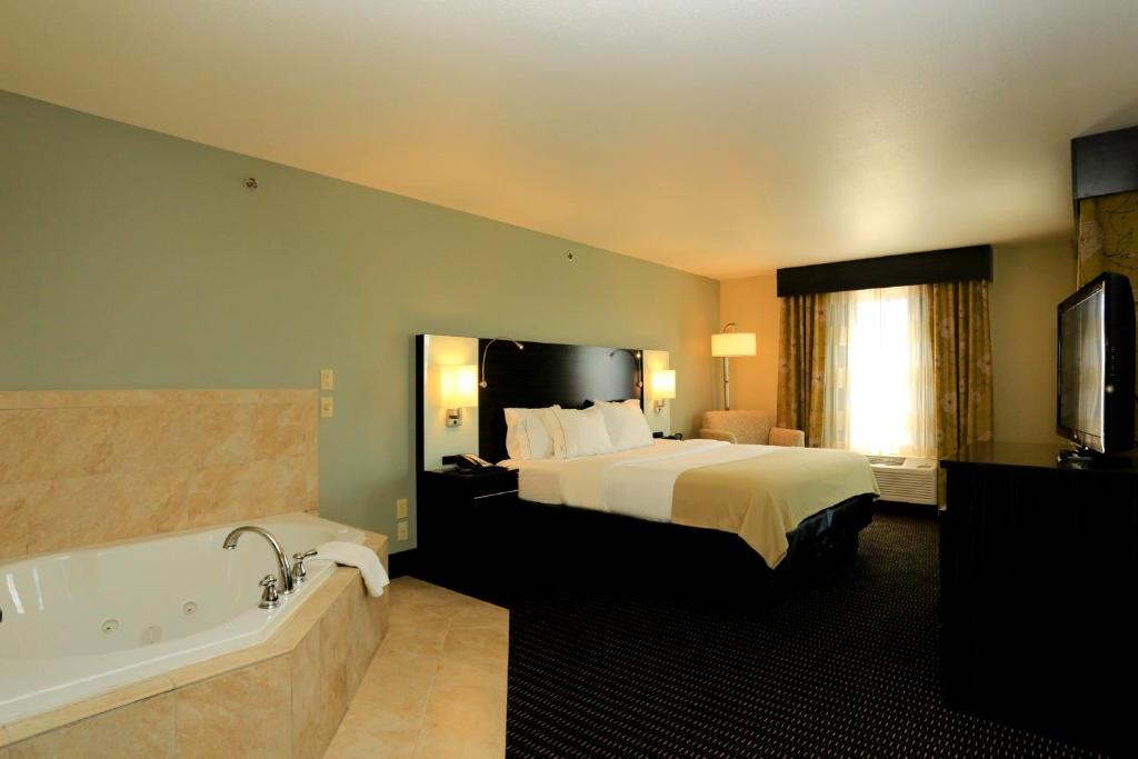 Holiday Inn Express & Suites Marion Northeast Photo 15