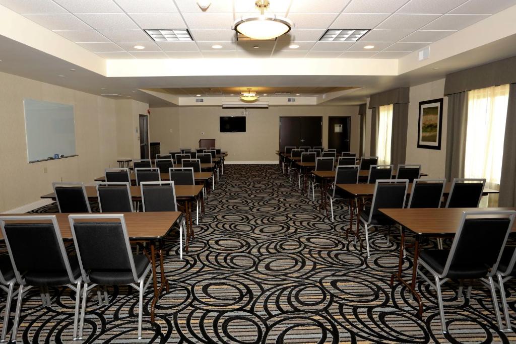 Holiday Inn Express & Suites Marion Northeast Photo 17