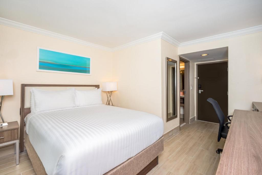 Holiday Inn Express & Suites Nassau