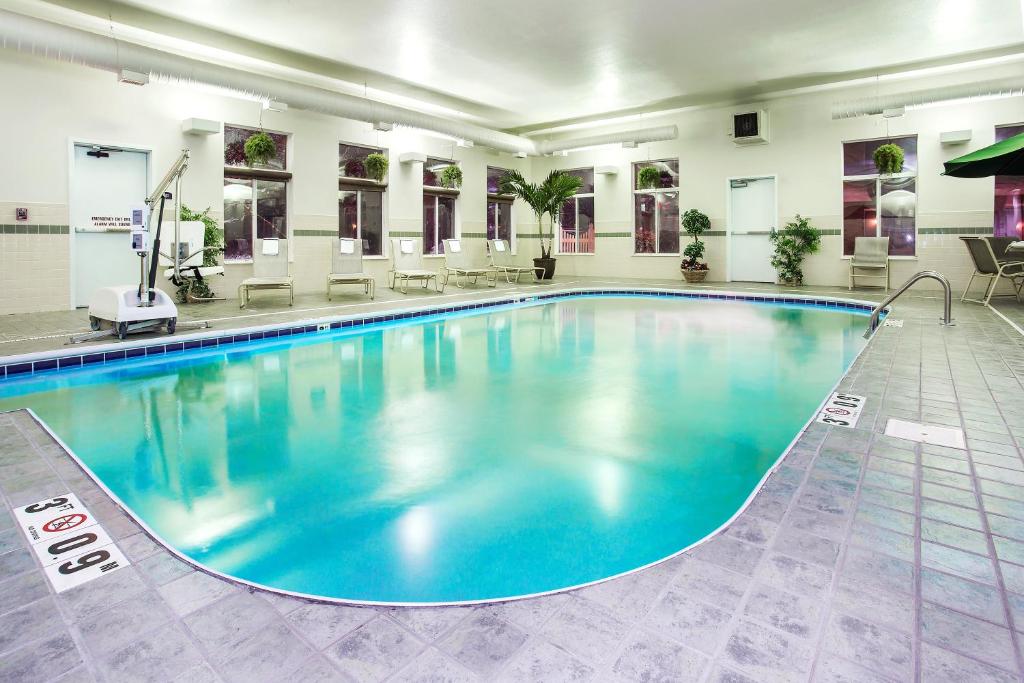 Holiday Inn Express Hotel & Suites Marion photo