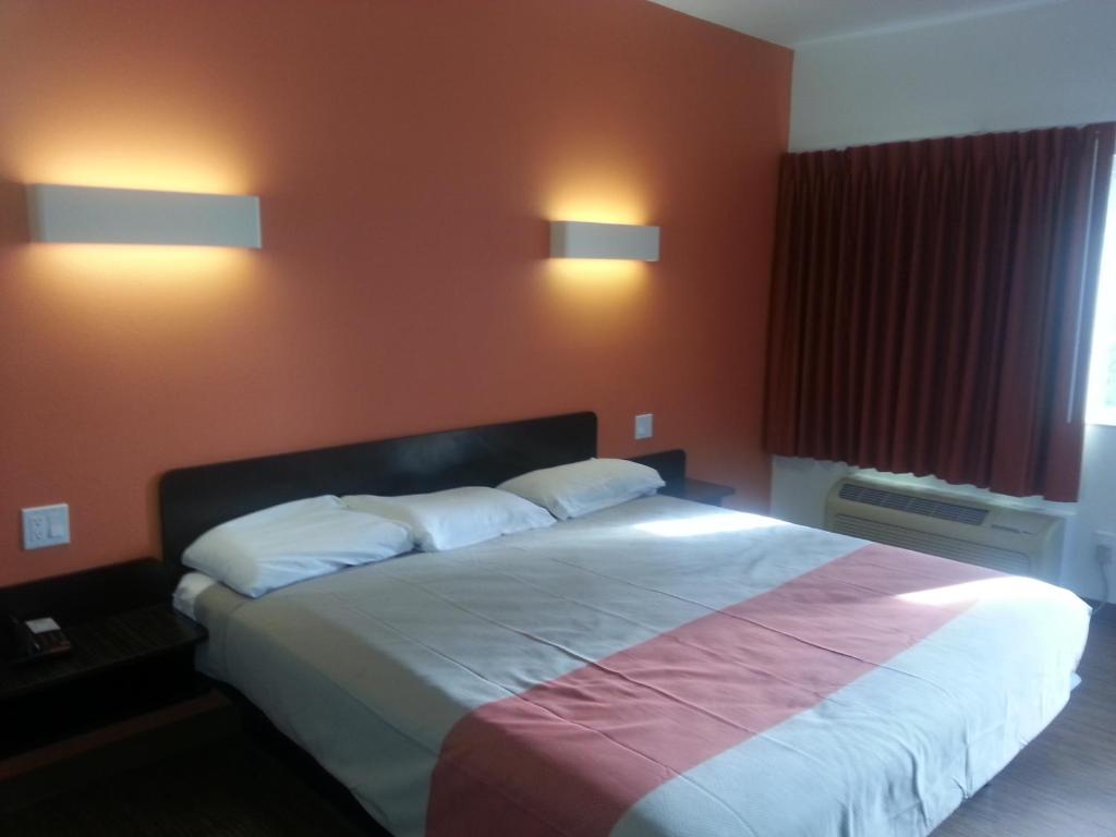 Motel 6 Bell Gardens photo