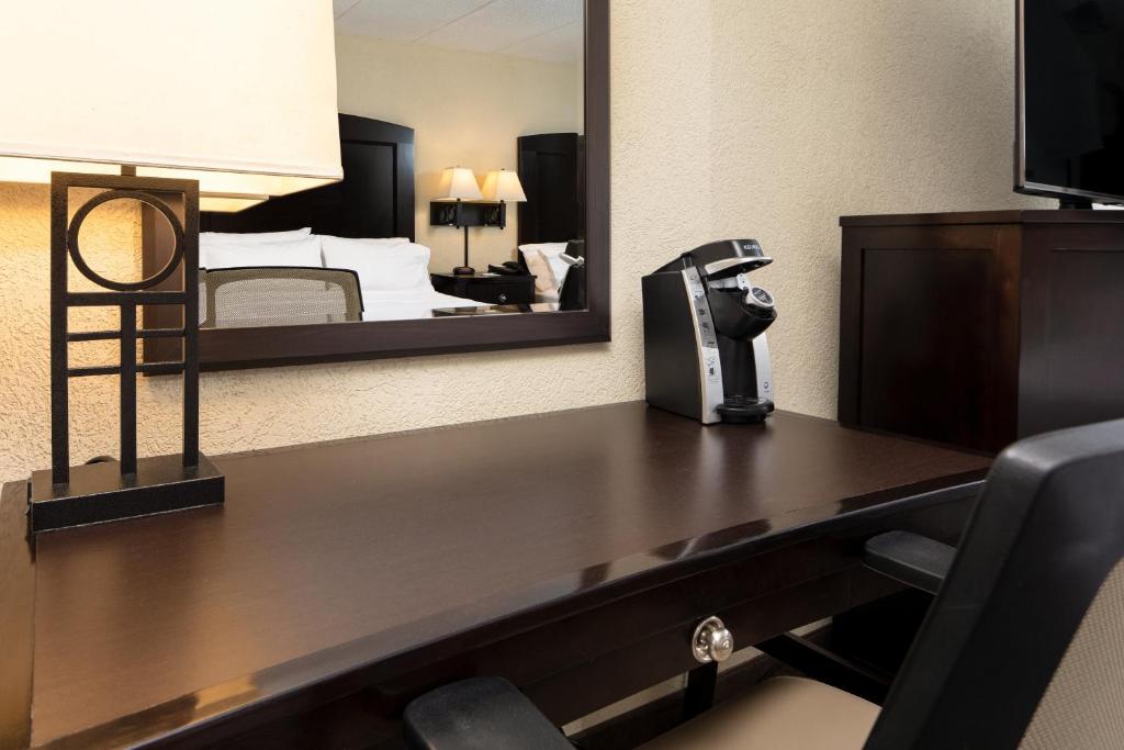 Holiday Inn and Suites Charleston West photo