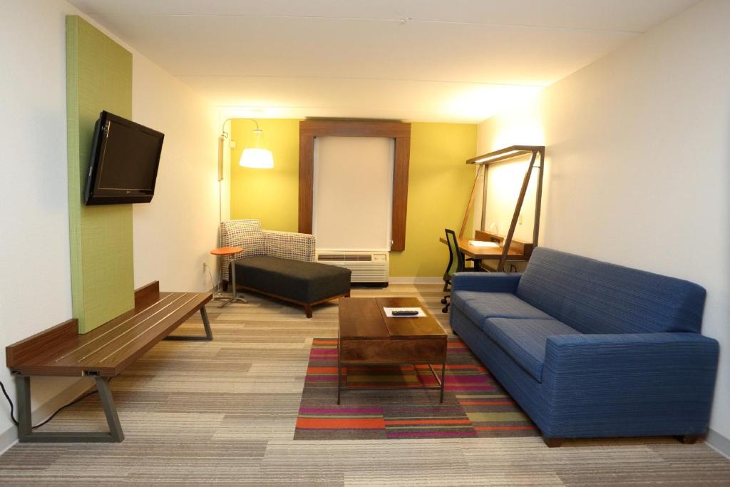 Holiday Inn Express & Suites Newport News photo