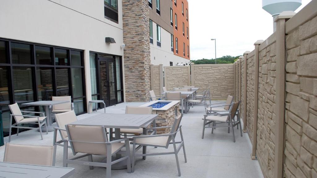 Holiday Inn Express and Suites White Hall photo