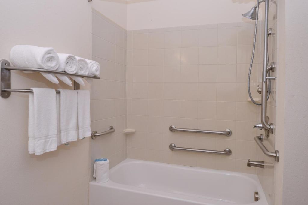 Holiday Inn Express & Suites Washington - Meadow Lands photo