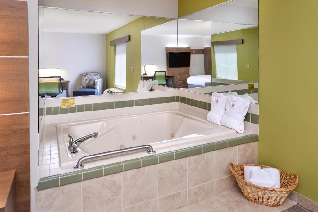 Holiday Inn Express Mineral Wells photo