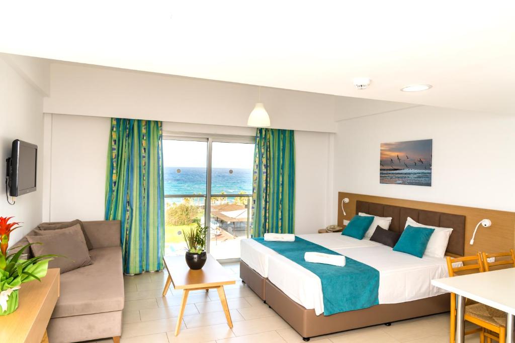 Helios Bay Hotel and Suites 眺望